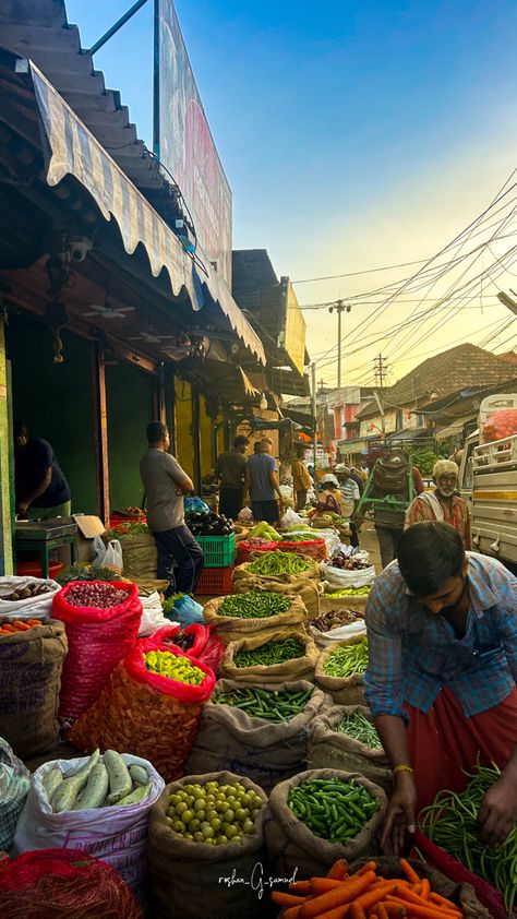 Street photography of chali Market in Early Morning Streets Photography, Photography Indian, Human Figure Sketches, Indian Market, Storytelling Photography, Marketing Photos, Mangalore, Wallpaper Abstract, Indian Photography