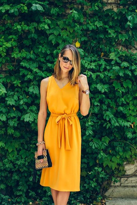 yellow dress idea for summer Prom Dress Sleeveless, Prom Dresses Sleeveless, Yellow Outfit, Trapeze Dress, Dresses Evening, Tie Dress, Dress Sleeveless, Street Styles, Outfits Casuales