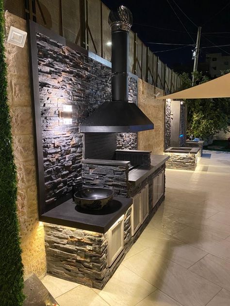 Outdoor Kitchen Design Layout Grill Area, Small Outdoor Kitchens, Barbecue Design, Modern Outdoor Kitchen, Small Balcony Ideas Apartment, Outdoor Kitchen Bars, Outdoor Bbq Kitchen, Backyard Kitchen, Outdoor Kitchen Design Layout