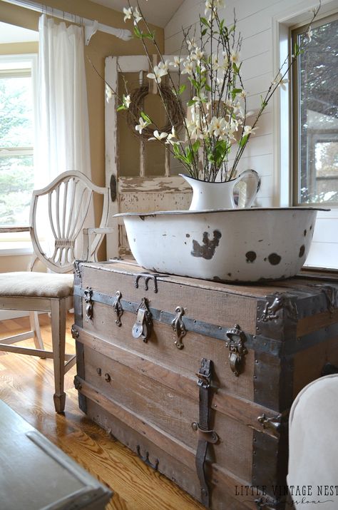 15 Vintage Decor Ideas That Are Sure To Inspire Antique Ideas, Shabby Chic Decorating, Decoration Shabby, Shabby Home, Vintage Trunks, Deco Retro, Country Decor Rustic, Cool Ideas, Decor Guide