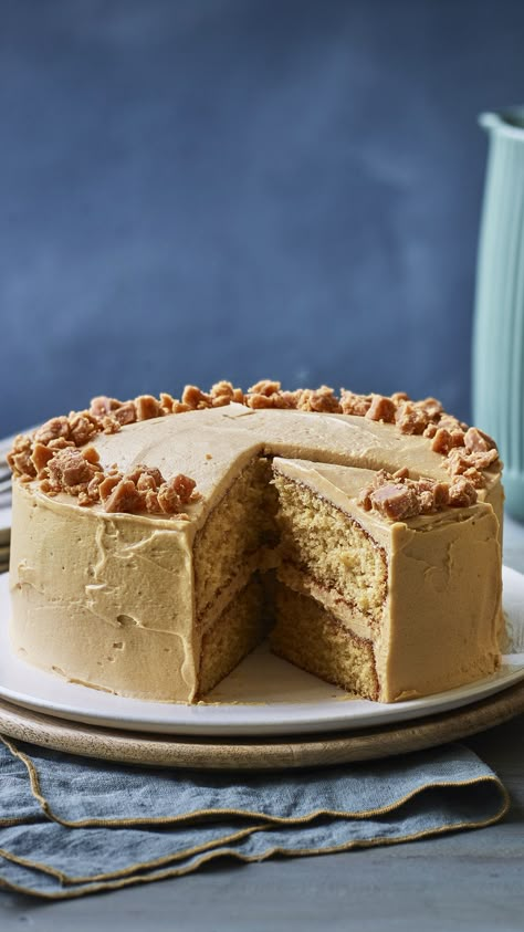 a round, two-layer salted caramel iced cake with crumbled fudge on top Salty Caramel Cake, Caramel Fudge Cake, Salted Caramel Loaf Cake, Mary Berry Salted Caramel Cake, Salted Caramel Birthday Cake Ideas, Salted Caramel Cake Recipe, Salted Caramel Butterscotch Cake, Baking Recipes Uk, Groot Koeke