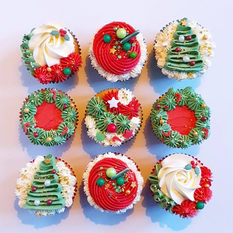 Festive Cupcakes, Christmas Cupcakes Recipes, Christmas Cupcakes Decoration, Christmas Themed Cake, Christmas Pie, Christmas Cake Designs, Christmas Cupcake, Holiday Cupcakes, Cupcake Cake Designs