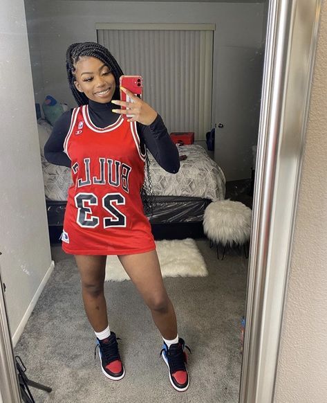 Basketball Dress Outfit, Jordan Dress Outfits, Red And Black Birthday Outfit, Jordan Jersey Outfit Women, Red Jersey Outfit, Bulls Jersey Outfit Woman, Jordan Year Birthday 23 Outfits, Chicago Bulls Jersey Outfit Woman, Jersey Outfit Ideas