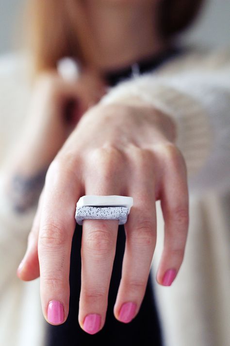 Create cool, faux-granite stacking rings from pliable polymer clay. //Manbo Rings Polymer Clay, Fimo Ring, Rings Clay, Clay Tips, Faux Granite, Polymer Clay Ring, Clay Rings, Rings Diy, Happiness Is Homemade