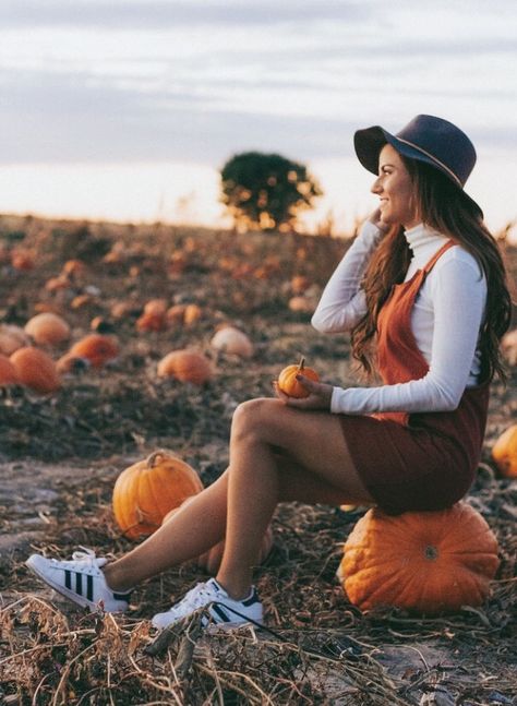 Pumpkin Patch Photoshoot Ideas, Pumpkin Patch Poses, Hats Adidas, Autumn Hairstyles, Pumpkin Patch Photoshoot, Pumpkin Patch Pictures, White Shorts Outfit, Pumpkin Jewelry, Outfit Photography