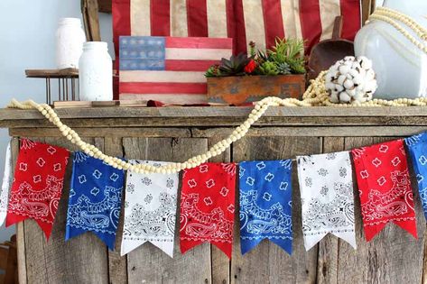 Add a patriotic bunting to your summer decor with bandanas! An easy DIY project that is perfect for 4th of July! Bandana Banner, Horse Stall Decorations, Golf Outing Ideas, Fair Decorations, Diy Bandana, Stall Decorations, Bandana Crafts, Patriotic Bunting, Outing Ideas