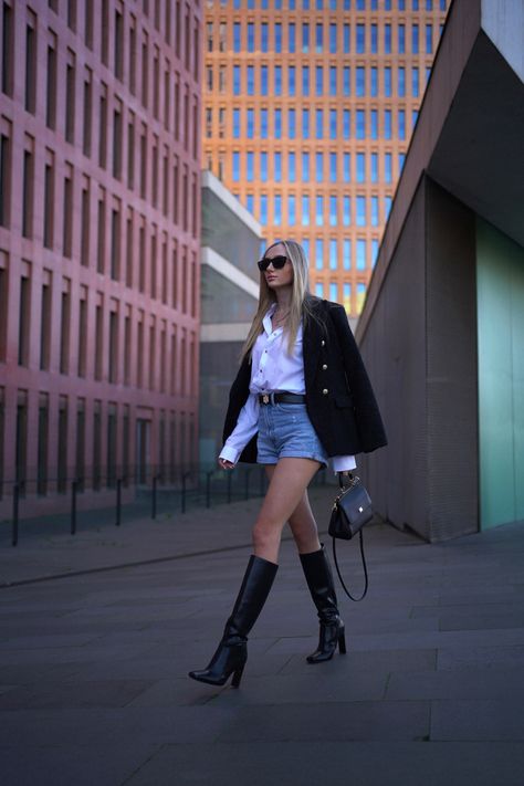 High heels boots, jeans shorts, white shirt, blazer outfit, captain blazer outfit, streetstyle shooting Jean Shorts Blazer Outfit, White Shirt Blazer Outfit, Shirt Blazer Outfit, Short Blazer Outfits, Boots Jeans, High Heels Boots, Blazer Outfit, Heels Boots, Shorts White