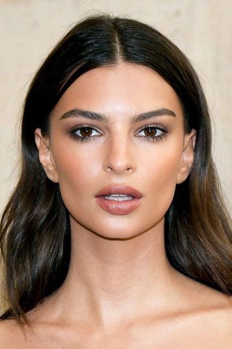 Feb 15, 2020 - For some serious EmRata beauty inspiration, take a look back at our favorite Emily Ratajkowski makeup looks through the years. Emily Ratajkowski Makeup, Female Eyebrows, Eyebrow Filling, Emrata Instagram, No Make Up Make Up Look, Wedding Hairstyles And Makeup, Makeup Tip, Bridal Makeup Natural, Soft Glam Makeup