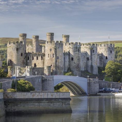 Conwy Castle was built by Edward I, during his conquest of Wales, between 1283 and 1289 (Wikipedia) Welsh Landscape, Conwy Castle, Welsh Castles, Visit Wales, Minecraft Castle, Medieval Fortress, Castle Ruins, Snowdonia, Beautiful Castles