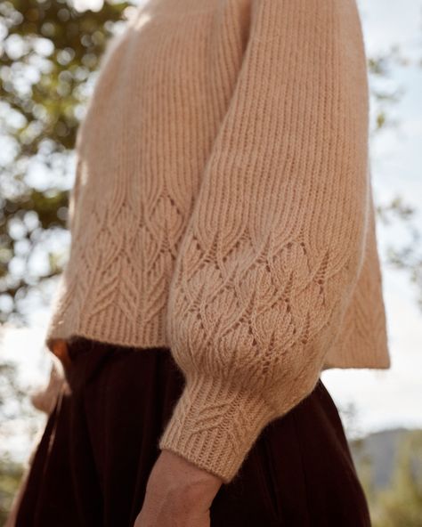 Things we love the most about Irene Lin’s (@irenelin.knit) Quince sweater: 👌 The beautiful combination of lace and twisted ribbing and the seamless transition between them. 🧶 The play with yarns – silk mohair alone for the yoke, with a strand of Merino added for the rest of the sweater! 😍 It is just mind-blowingly beautiful! Find this gem in our new summer issue, Laine 21, published on May 17. #laine21 #lainemagazine21 #quincesweater #irenelindesign #lainemagazine #lainepublishing #knitt... Summer Knits, Rowan Felted Tweed, Big Wool, Knitting Sweaters, Knit Projects, Perle Cotton, Tapestry Kits, Spring Knits, Stitch Gift