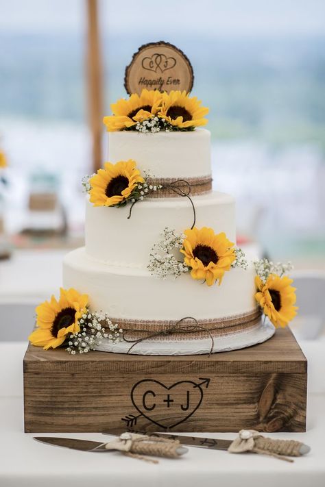 Sunflower Cupcakes For Wedding, Sunflower Wedding Favors For Guests, Simple Wedding Cake With Sunflowers, Rustic Wedding Cake Sunflowers, Sunflower Wedding Cakes Rustic, Sunflower Cakes Wedding, Sunflower Country Wedding Ideas, Sunflowers And White Roses Wedding, Simple Sunflower Wedding Cake