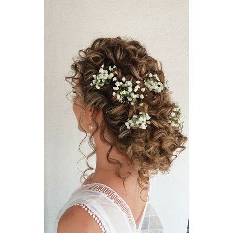 Soft natural curls to a romantic bridal updo Wedding Hairstyles Natural Curls, Wedding Updos For Long Curly Hair, Curly Bridal Updo With Veil, Wedding Hair Natural Curls, Bridal Hair Natural Curls, Wedding Hair Curly Natural, Naturally Curly Updo Wedding, Natural Curl Updo, Natural Curls Updo