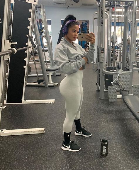 Katya Elise Henry ♡ on Instagram: “Being honest, I’ve been completely off the gym & eating for about a week + a half now 😢 a lot of you ask me if I ever fall off/feel…” Exersize Outfit, Gym Eating, Katya Henry, Katya Elise Henry, Some Motivational Quotes, Gender Fluid Fashion, Estilo Fitness, Body Outfit, Being Honest