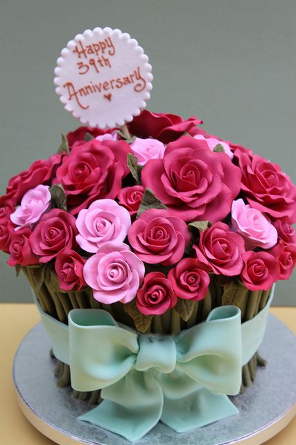 rose bouquet cake.. i'd make the stems taller and the base thinner Pear And Chocolate Cake, Giant Cupcake Cakes, Bouquet Cake, Giant Cupcakes, Cupcake Bouquet, Novelty Cakes, Gorgeous Cakes, Occasion Cakes, Anniversary Cake