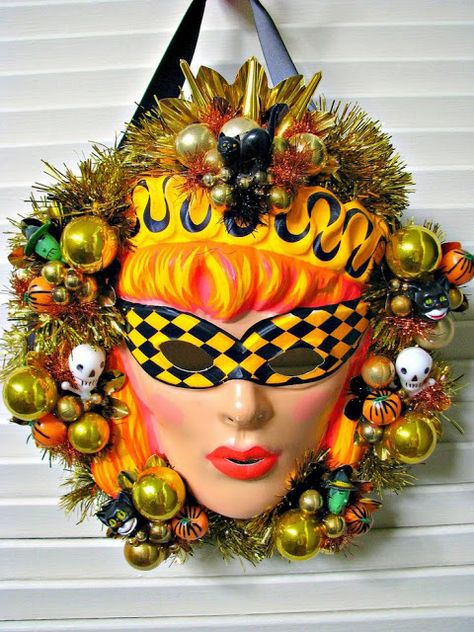 Vintage Halloween Mask, Centerpiece Garland, Queen Of Halloween, Vintage Mask, Happy Halloween Pictures, Diy Halloween Wreath, Mod Vintage, Fall Halloween Crafts, Halloween Mask