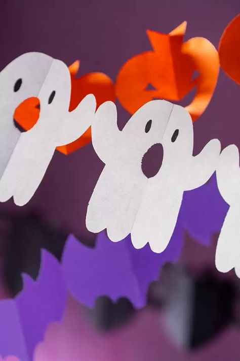 Entre los mejores tips de fiestas que tenemos, es enseñarles cómo hacer guirnaldas de papel y claro, hacer guirnaldas de Halloween no iba a ser la excepción. Por eso, les dejamos una plantilla descargable para que puedan hacer una Guirnalda de papel en forma de Fantasma, una decoración fácil para Halloween y que seguramente los niños amarán. Adornos Halloween, Domestic Goddess, Ghost Busters, Halloween 2022, Spooky Decor, Halloween Deco, Pisco, Halloween Activities, Outdoor Halloween