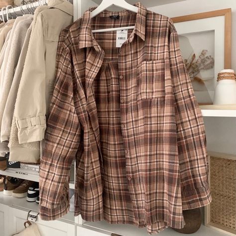 Size Large Boyfriend Shirt Oversized Fit Flannel For Women, Flannel Shirt Aesthetic, Plad Shirts, Oversized Clothes Aesthetic, Thrifting Aesthetic Outfits, Cute Flannels, Brown Flannel Outfit, Fall Thrifting, Cali Christmas