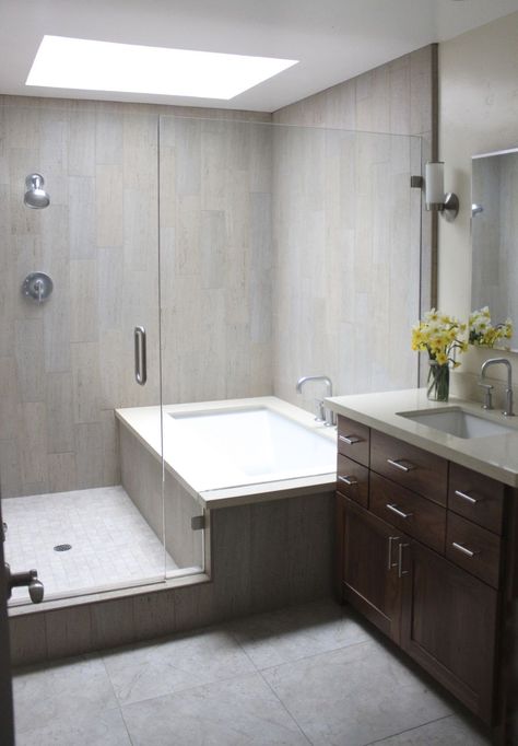 Freestanding or Built-In Tub: Which is Right for You? Makeover Kamar Mandi, Kids Bathroom Remodel, Bathroom Tub Shower, Bilik Air, Bathroom Tub, Bathroom Remodel Shower, Bad Design, Tub Shower Combo, Bathroom Layout