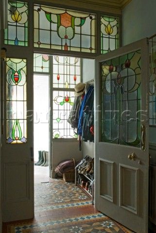 Classic Edwardian hallway Edwardian Hallway, Victorian Front Doors, Hardware Ideas, Entryway Flooring, Doors Ideas, Stained Glass Door, Edwardian House, Open Door, Loft Design