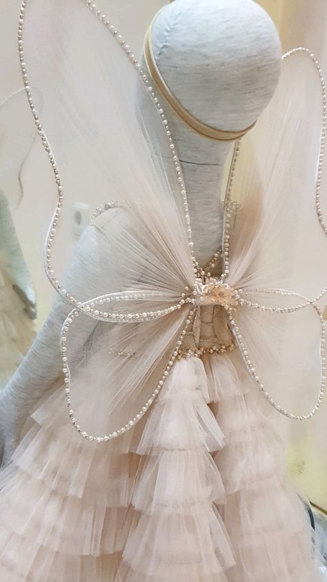 What we use for make a fairy wings for baby Diy Fairy Wings With Tulle, Mouse Tail Diy, Diy Fairy Wings Kids, Tulle Wings Diy, Diy Fabric Fairy Wings, How To Make Fairy Wings Diy, Fairy Costumes For Kids, Diy Fairy Wings Easy, Diy Fairy Wings Tutorial