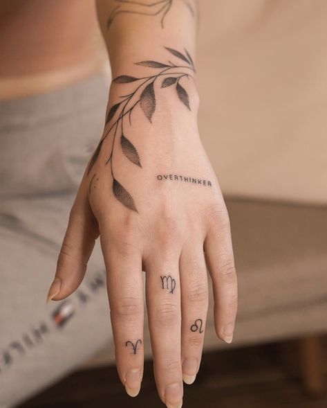 Mini Tattoos For Hand, Sideways Rose Tattoo, Snake And Rose Forearm Tattoo, Hand Arm Tattoos For Women, Cute Forearm Tattoos For Women, Simplistic Tattoo, Tattoo Dainty, Tattoo Main, Tattoos Woman