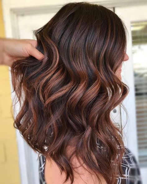 50 Dark Brown Hair with Highlights Ideas for 2020 - Hair Adviser Cinnamon Highlights, Red Highlights In Brown Hair, Cinnamon Hair, Rambut Brunette, Brown Hair Shades, Red Balayage, Light Blonde Highlights, Brown Hair Color, Chocolate Brown Hair