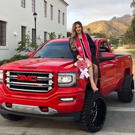 Graduation Pictures With Truck, Truck Graduation Pictures, Car Graduation Pictures, Latina Graduation Pictures, Fall Graduation Pictures, Truck Poses, Takuache Girl Outfits, Studying Girl, Grad Picture Ideas