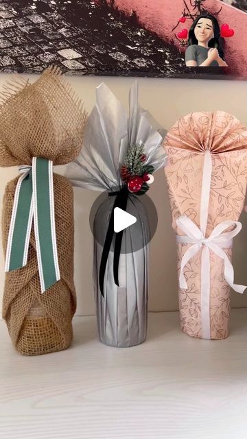 Bolsas de papel - empaques - crafting on Instagram: "3 diferentrs maneras de envolver botellas...

Una mas bella que la otra... ¿Que te parece?

#milbolsasrd #cartonite #botella #vino #gift #vine" Wrapping Bottles, Wrapping Hacks, Wrapping Tips, Christmas Gift Wrapping Diy, Holiday Crafts Gifts, Gift Wrapping Techniques, Gift Wrapping Inspiration, Fabric Gift Wrap, Gifts Wrapping Diy