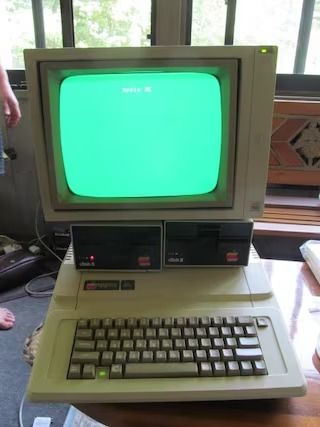 ReVintageLannie - Etsy Computer Apple, Computer Geek Gifts, Floppy Disk Drive, Nerd Aesthetic, Apple Ii, Computer Nerd, The Oregon Trail, Old Technology, Computer Geek