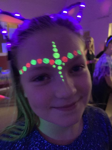 Face Painting Pep Rally, Uv Makeup Halloween, Simple Neon Face Paint, Easy Neon Face Paint Ideas, Glow In The Dark Face Paint Ideas Easy, Neon Face Paint Ideas For Football Games, Glow Party Face Paint Ideas, Uv Face Paint Ideas Simple, Glow In The Dark Face Paint