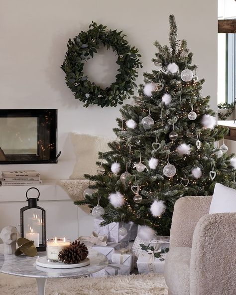 Company Christmas Tree, White Company Christmas, Xmas Tree Skirts, Christmas Shoot, Christmas Tree Inspiration, Christmas Feeling, Christmas Inspo, Christmas Shop, White Company