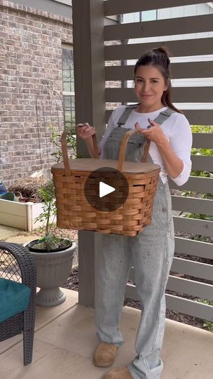 351K views · 16K reactions | BEAUTIFUL basket makeover! 😍 | BEAUTIFUL basket makeover! 😍 | By The Flipped PieceFacebook Big Basket Ideas Decor, Wicker Basket Makeover, Wicker Basket Decor Ideas, Refurbed Furniture, Diy Wicker Basket, Wicker Basket Decor, Basket Decor Ideas, Basket Makeover, Basket Uses