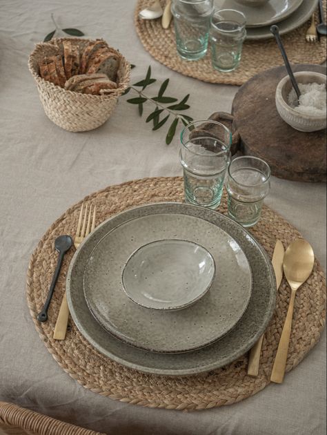 Modern Table Setting Everyday Summer, Bali Table Setting, Daily Table Setting Ideas, Earthy Table Setting, Kitchen Assories, Minimal Table Setting, Round Table Settings, Tafel Decor, Diy Table Decor