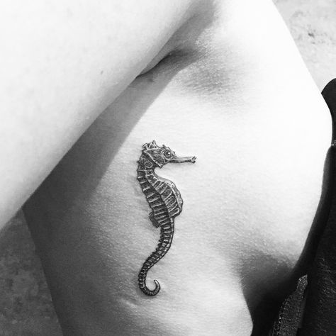 Seahorse Flower Tattoo, Seahorse Tattoos For Women, Hippocampus Tattoo, Sea Horse Tattoo, Seahorse Tattoos, Horse Tattoo Ideas, Wolf Tattoos For Women, Small Wolf Tattoo, Seahorse Tattoo