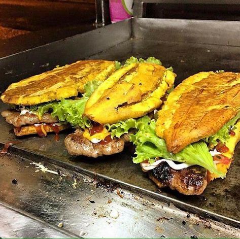 Puerto Rican pride... jibarito sandwich Tostones Sandwich, Dominican Food Dinners, Tostones Burger, Dominican Food Recipes, Plantain Tostones, Dominican Dinner, Dominican Cuisine, Dominican Republic Food, Dominicano Recipes