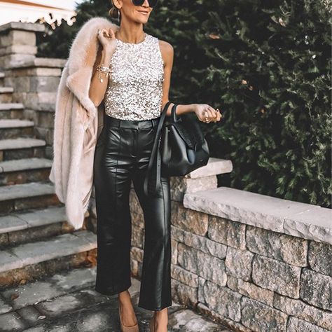 Holiday Outfit sequin top crope vegan leather pant #Regram via @www.instagram.com/p/B47nqcFFQJ3/ Sequins Top Outfit, Lederhosen Outfit, Stile Casual Chic, Look Legging, Leather Pants Outfit, Sequin Tank Top, Looks Party, Black Leather Pants, Fashion Blogger Style