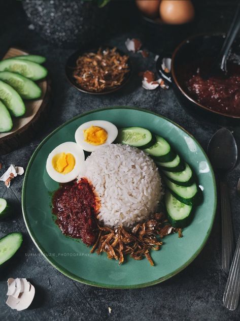 Nasi Lemak Photography, Nasi Lemak Aesthetic, Malaysian Food Photography, Sate Lilit, Food Plating Techniques, Plating Ideas, Food Business Ideas, Malaysian Cuisine, Nasi Lemak