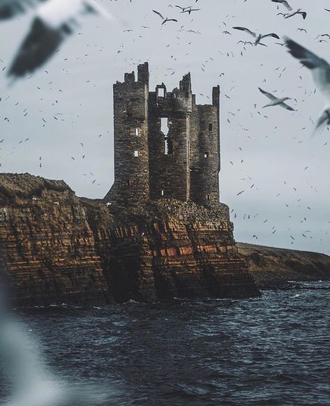 Best Of Scotland, Castles In Europe, British Castles, Castles Of The World, Castles In Scotland, Scotland Castles, Abandoned Castles, Thursday Evening, Mysterious Places