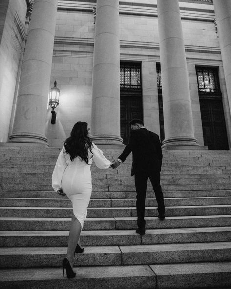 Pictures On Stairs Poses Couple, Stair Photoshoot Couple, Stair Poses Photography Couples, Couples Photos On Stairs, Classic Couples Photoshoot, Couple Photos On Staircase, Couples On Stairs Photography, Prom Pictures Stairs, Couples Photoshoot Stairs