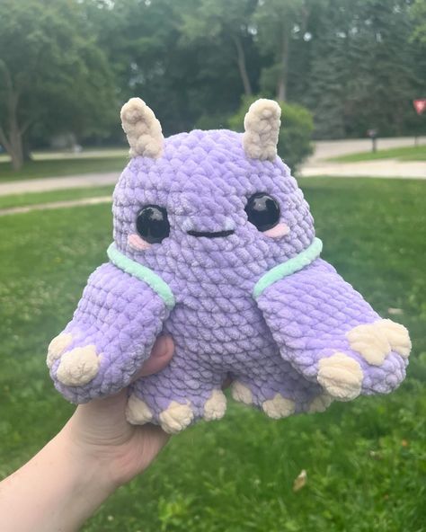 He had a backpack. That’s all. Pattern by: @starkisscrochet Snack monster pattern is now out and yall needddd it!! The little backpack is so cuteeee! Tags 🏷️ #crochet #crochetaddict #crochetlove #crochetersofinstagram #crochetinspiration #crocheted #crochetpattern #crocheter #crocheteveryday #crocheting #crochettoy #plushie #plushies #monster #monsterpattern #crochetpattern #crochetpatterns #patterndesign #patterntesting Monster Crochet, Crochet Monster, Monster Pattern, Crochet Cute, Crochet Monsters, Crochet Plushie, Pattern Crochet, Crochet Toys, Crochet Pattern