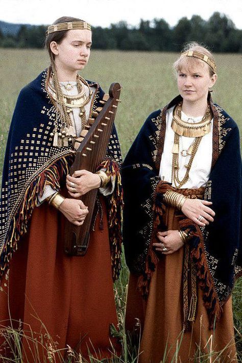 Iron Age Latgallian/Latgaļu dress and ornament. Baltic from Latvia. Metal reproductions by Daumants Kalniņs of Seno Rotu Kalve in Cēsis, Latvia. His daughter (left) and wife (right) are modeling. Baltic Traditional Clothing, Baltic Women, Baltic Fashion, S Costumes, Slavic Clothing, Aged Clothing, Viking Garb, Medieval Garb, Viking Dress