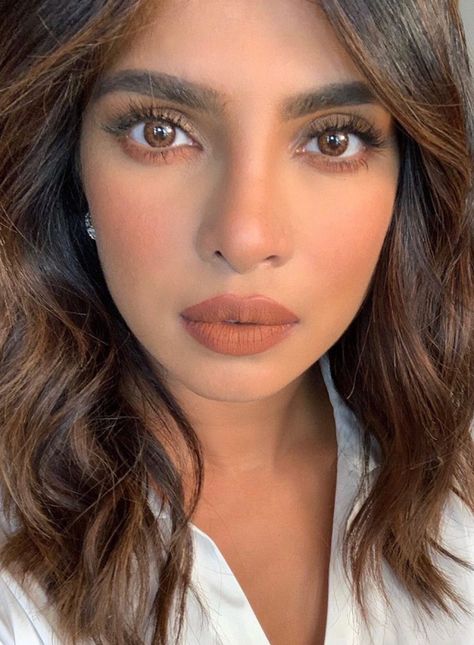 Supermodel Skincare, Priyanka Chopra Hair, Priyanka Chopra Makeup, بريانكا شوبرا, Indian Makeup Looks, Warm Makeup, Natural Makeup Tips, Lipstick Eyeshadow, Best Natural Makeup