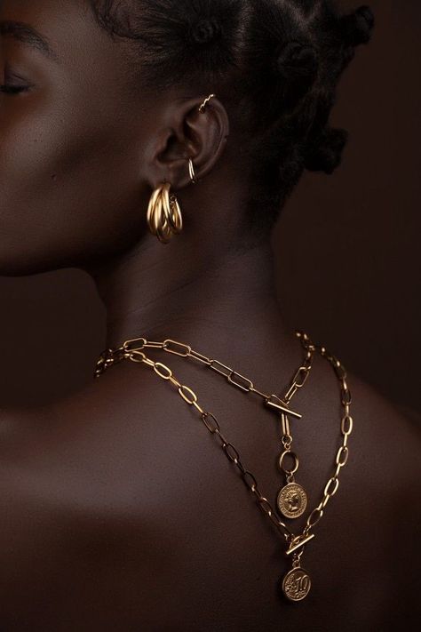 Maximalist Jewelry, Dark Skin Models, Dark Jewelry, Jewelry Editorial, Long Necklaces, Gold Long Necklace, Link Chain Necklace, Jewelry Images, Jewelry Lookbook