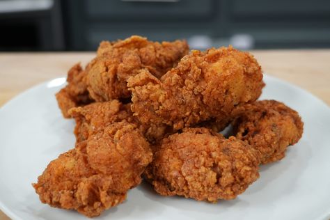 Vodka Fried Chicken Vodka Fried Chicken, Recipes Using Vodka, Chicken Surprise, Piped Cake, Mr Make It Happen, Perfect Fried Chicken, Homemade Fried Chicken, Fried Chicken Recipe, Korean Fried Chicken