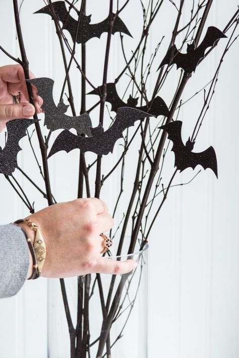 DIY Bat Branch Halloween Centerpiece | Halloween decorations, Halloween party ideas and Halloween recipes from @cydconverse Halloween Centerpieces Diy, Strašidelný Halloween, Diy Halloween Dekoration, Dekorasi Halloween, Halloween Decor Diy, Image Halloween, Halloween Fest, Diy Halloween Decor, Halloween Centerpiece