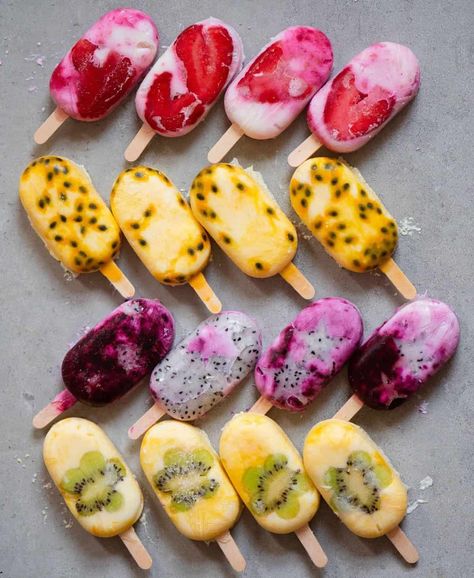 rainbow ice lollies with fruit Rainbow Ice Lollies, Fruit Lollies, Ice Lolly Recipes, Frozen Yogurt Popsicles, Fruit And Yogurt Parfait, Almond Yogurt, Yogurt Popsicles, Ice Lollies, Fruit Popsicles