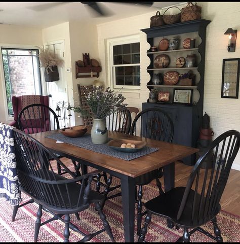 Dining Room Decor Country, Primitive Dining Room, Primitive Dining Rooms, Primitive Homes, Dark Home Decor, Casa Vintage, Colonial Decor, Primitive Kitchen, The Dining Room