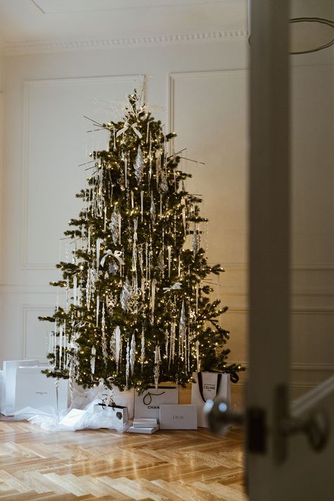 Classy Christmas Tree Ideas, Christmas Tree 2025 Trends, Classy Christmas Aesthetic, Christmas 2025 Trends, Candles On Christmas Tree, Christmas Tree 2024 Trends, 2024 Christmas Trends, Jojo Christmas, Classy Christmas Tree