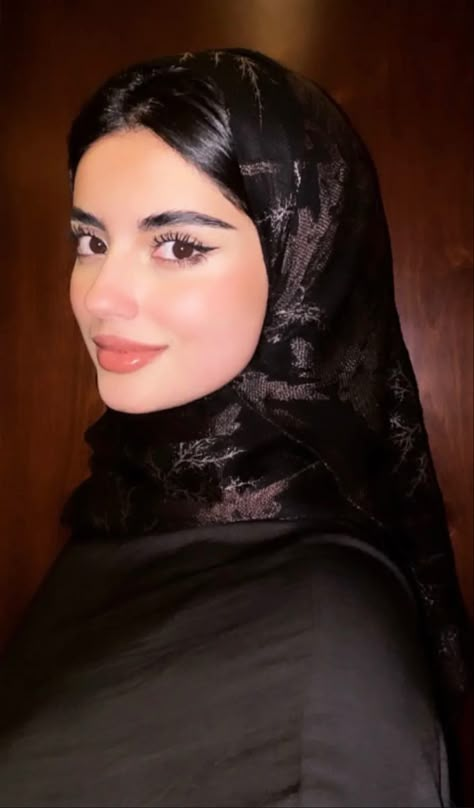 Top 10 Hairstyles, Saudi Women, Hairstyle With Bangs, Hairstyle For Wedding, Hairstyle 2024, Long Shiny Hair, Hairstyle Short, Hairstyle Names, Arabian Women