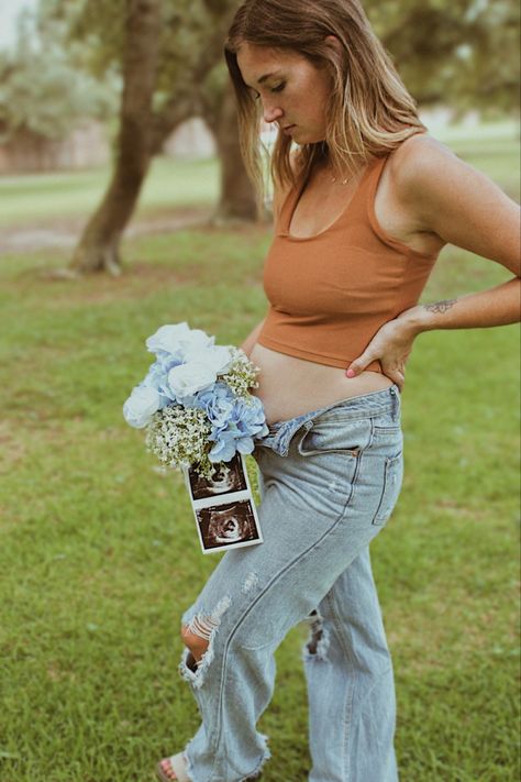 Gender Reveal Photoshoot Flowers, Flower Bouquet Gender Reveal, Gender Reveal With Flowers, Gender Reveal Bouquet, Flower Gender Reveal Photoshoot, Gender Reveal Ideas Photoshoot, Gender Reveal Flowers, Flower Gender Reveal, Flowers Gender Reveal